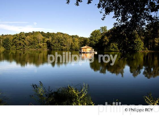 CABANE SUR UN LAC, VALLEE DE L'OGNON, DOUBS, FRANCE (25F01019.jpg)