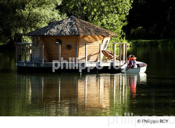 CABANE SUR UN LAC, VALLEE DE L'OGNON, DOUBS, FRANCE (25F01020.jpg)