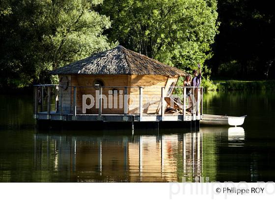 CABANE SUR UN LAC, VALLEE DE L'OGNON, DOUBS, FRANCE (25F01021.jpg)