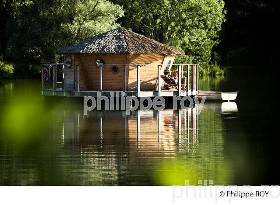 CABANE SUR UN LAC, VALLEE DE L'OGNON, DOUBS, FRANCE (25F01022.jpg)
