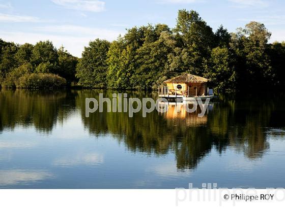 CABANE SUR UN LAC, VALLEE DE L'OGNON, DOUBS, FRANCE (25F01024.jpg)