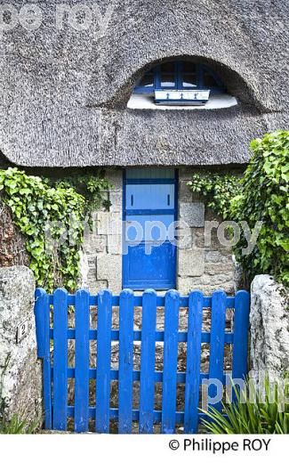 CHAUMIERE BRETONNE,  SENTIER DU LITTORAL, FINISTERE, BRETAGNE. (29F00319.jpg)