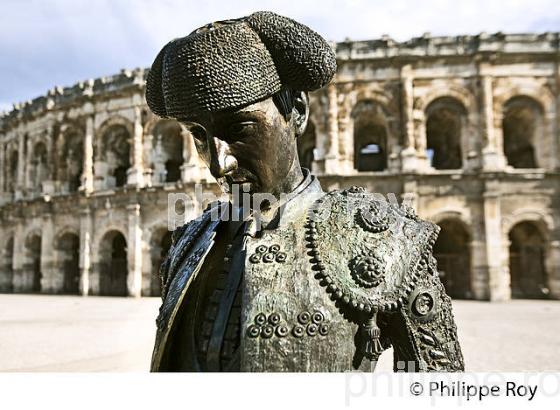 STATUE DE NIMENO II, ET LES ARENES DE   NIMES, GARD, LANGUEDOC. (30F00934.jpg)