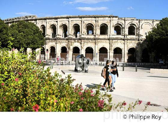 LES ARENES DE   NIMES, GARD, LANGUEDOC. (30F00939.jpg)