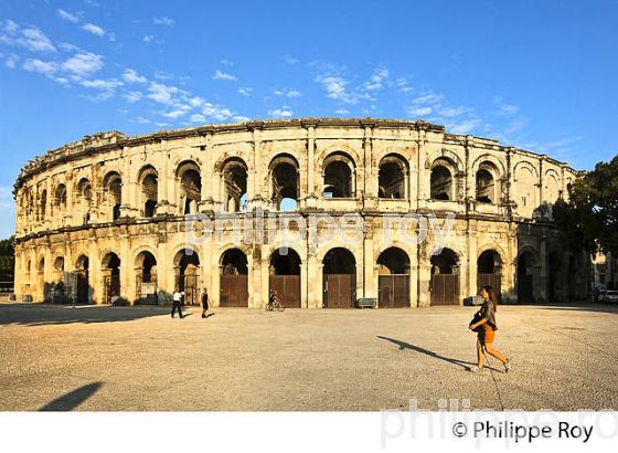 LES ARENES DE   NIMES, GARD, LANGUEDOC. (30F01003.jpg)