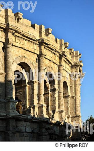 LES ARENES DE   NIMES, GARD, LANGUEDOC. (30F01007.jpg)