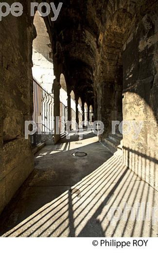 LES ARENES DE   NIMES, GARD, LANGUEDOC. (30F01014.jpg)