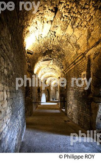 LES ARENES DE   NIMES, GARD, LANGUEDOC. (30F01018.jpg)