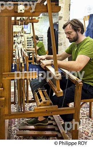 ATELIERS DE NIMES, TISSAGE TOILE DE NIMES,  NIMES, GARD, LANGUEDOC. (30F01108.jpg)