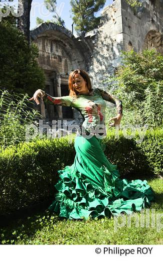 CHELY LA TORITO, DANSEUSE FLAMENCA , ET TEMPLE DE DIANE, NIMES, GARD, LANGUEDOC. (30F01229.jpg)