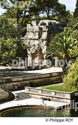 LE TEMPLE DE DIANE,  JARDINS DE LA FONTAINE,  VILLE DE NIMES ,  GARD, LANGUEDOC. (30F01336.jpg)