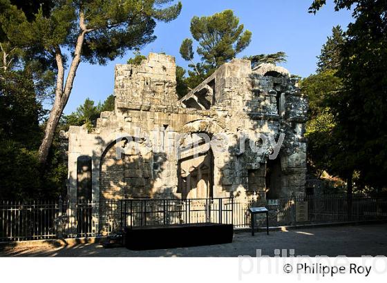 LE TEMPLE DE DIANE,  JARDINS DE LA FONTAINE,  VILLE DE NIMES ,  GARD, LANGUEDOC. (30F01401.jpg)