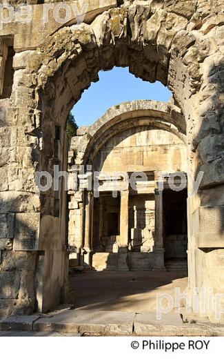 LE TEMPLE DE DIANE,  JARDINS DE LA FONTAINE,  VILLE DE NIMES ,  GARD, LANGUEDOC. (30F01409.jpg)