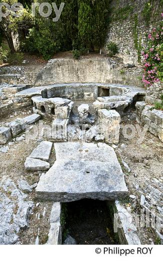 LE CASTELLUM AQUAE ROMAIN,    VILLE DE NIMES ,  GARD, LANGUEDOC. (30F01432.jpg)