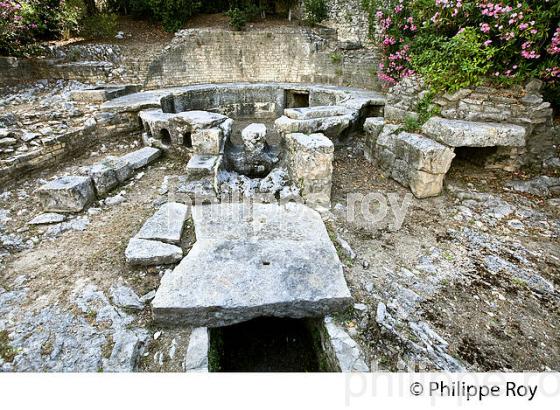 LE CASTELLUM AQUAE ROMAIN,    VILLE DE NIMES ,  GARD, LANGUEDOC. (30F01433.jpg)