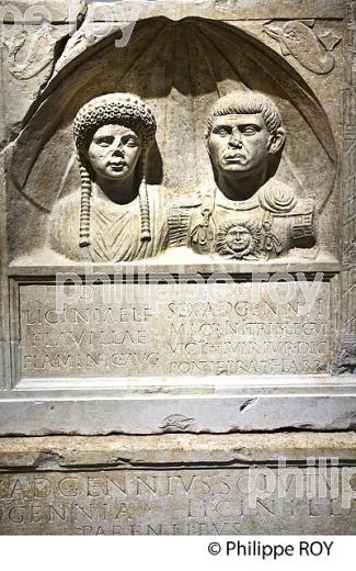 STELE FUNERAIRE, MUSEE DE LA ROMANITE,   NIMES, GARD, LANGUEDOC. (30F01722.jpg)