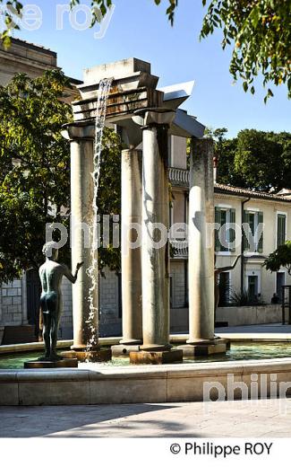 FONTAINE DE LA PLACE D' ASSAS,   NIMES, GARD, LANGUEDOC. (30F01735.jpg)