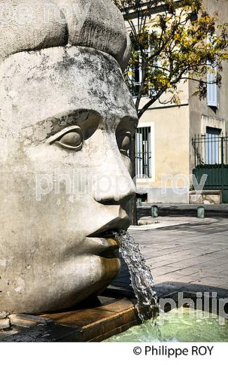 FONTAINE DE LA PLACE D' ASSAS,   NIMES, GARD, LANGUEDOC. (30F01740.jpg)