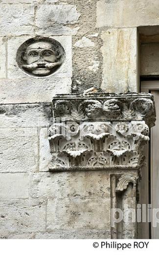 FRISE, LA MAISON ROMANE, RUE DE LA MADELEINE,   VILLE DE NIMES ,  GARD, LANGUEDOC. (30F01810.jpg)