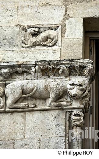 FRISE, LA MAISON ROMANE, RUE DE LA MADELEINE,  QUARTIER DE L' ECUSSON,   VILLE DE NIMES ,  GARD, LANGUEDOC. (30F01811.jpg)