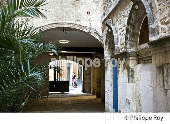 RUE DES MARCHANDS, QUARTIER DE L' ECUSSON,   VILLE DE NIMES ,  GARD, LANGUEDOC. (30F01824.jpg)