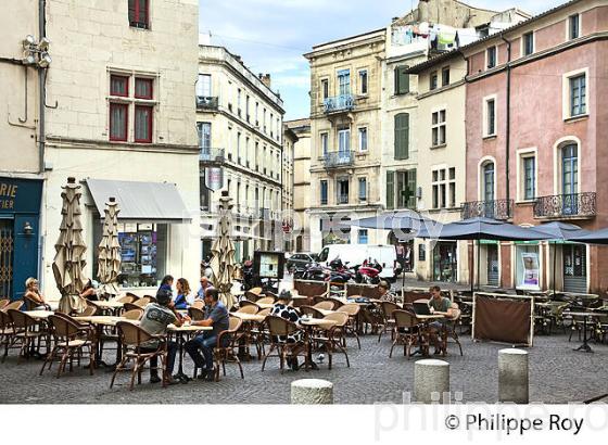 LA PLACE AUX HERBES, QUARTIER DE L' ECUSSON,   VILLE DE NIMES ,  GARD, LANGUEDOC. (30F01827.jpg)