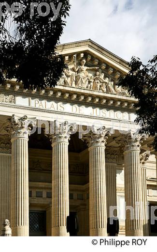 LE PALAIS DE JUSTICE,  VILLE DE NIMES ,  GARD, LANGUEDOC. (30F01838.jpg)