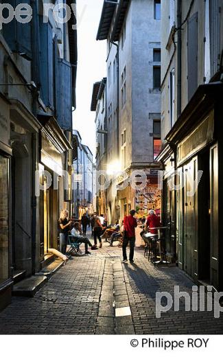 TERRASSE DE CAFE LE SOIR , RUE FRESQUE, QUARTIER DE L' ECUSSON,   VILLE DE NIMES ,  GARD, LANGUEDOC. (30F01918.jpg)