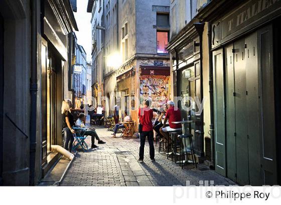 TERRASSE DE CAFE LE SOIR , RUE FRESQUE, QUARTIER DE L' ECUSSON,   VILLE DE NIMES ,  GARD, LANGUEDOC. (30F01920.jpg)