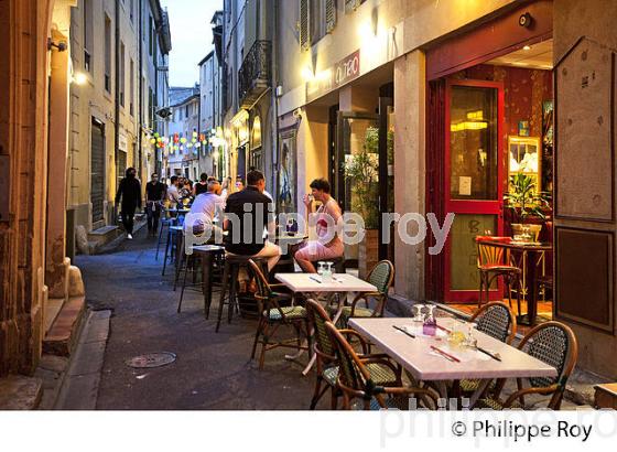 TERRASSE DE CAFE LE SOIR , RUE FRESQUE, QUARTIER DE L' ECUSSON,   VILLE DE NIMES ,  GARD, LANGUEDOC. (30F01921.jpg)