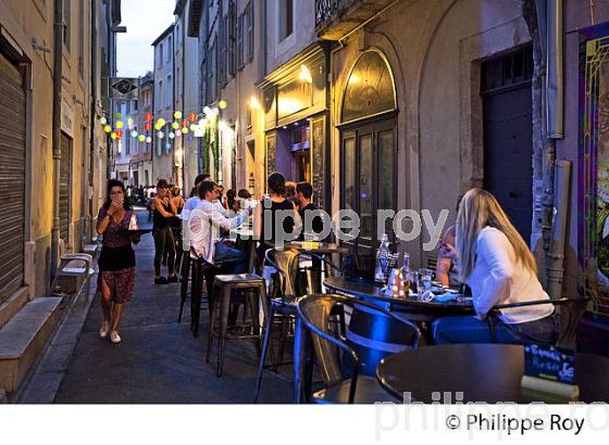 TERRASSE DE CAFE LE SOIR , RUE DE L' ETOILE , QUARTIER DE L' ECUSSON,   VILLE DE NIMES ,  GARD, LANGUEDOC. (30F01922.jpg)