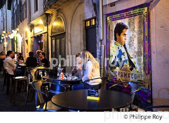 TERRASSE DE CAFE LE SOIR , RUE DE L' ETOILE , QUARTIER DE L' ECUSSON,   VILLE DE NIMES ,  GARD, LANGUEDOC. (30F01926.jpg)