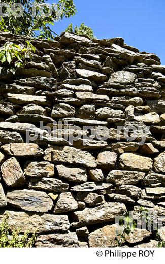 LA CLEDE DE PEYRIC, FERME CEVENOLE, AUJAC,  VALLEE DE LA CEZE, CEVENNES, GARD. (30F02035.jpg)