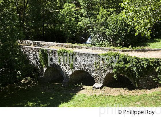 PONT DE JOUANY,  VILLAGE MEDIEVAL DE GENOLHAC  VALLEE DE LA GARDONNETTE, MONT LOZERE, CEVENNES, GARD. (30F02217.jpg)