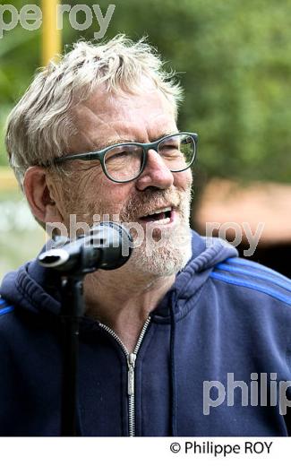 LE CHANTEUR ET PAROLIER,  DICK ANNEGARN, LES AMIS DU VERBE, VILLAGE DE LAFITTE-LATOUPIERE ,   COMMINGES. (31F02334.jpg)