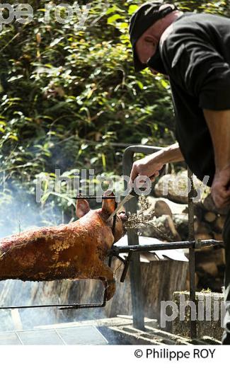 CUISSON DU COCHON  DE LAIT A LA BROCHE, FESTIVAL DU VERBE,  LES AMIS DU VERBE,  VILLAGE DE LAFITTE-LATOUPIERE ,   COMMINGES. (31F02405.jpg)