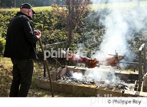 CUISSON DU COCHON  DE LAIT A LA BROCHE, FESTIVAL DU VERBE,  LES AMIS DU VERBE,  VILLAGE DE LAFITTE-LATOUPIERE ,   COMMINGES. (31F02408.jpg)