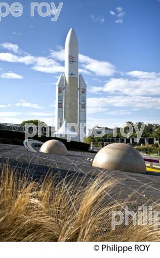 LANCEUR  ARIANE 5, LES JARDINS  DE LA  CITE DE L' ESPACE, TOULOUSE. (31F02536.jpg)