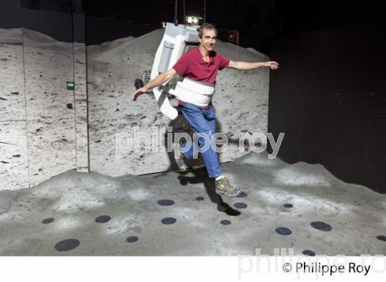 LE MOON RUNNER, SIMULATEUR DE MARCHE SUR LA LUNE,  CITE DE L' ESPACE, TOULOUSE. (31F02720.jpg)