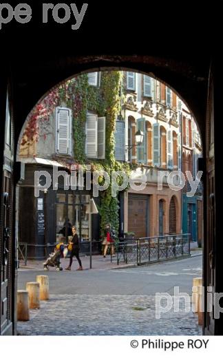 HOTEL PARTICULIER, PLACE SAINTE-SCARBES,  QUARTIER SAINT-ETIENNE, TOULOUSE. (31F03331.jpg)