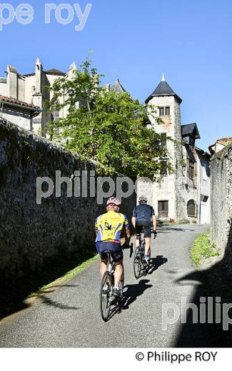 CYCLOTOURISME,  VILLAGE FORTIFIE  DE  SAINT BERTRAND DE COMMINGES, HAUTE-GARONNE. (31F05131.jpg)