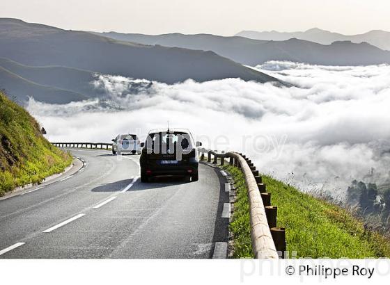 VOITURE, COL DE PEYRESOURDE, VALLEE DU LARBOUST, HAUTE-GARONNE. (31F05429.jpg)