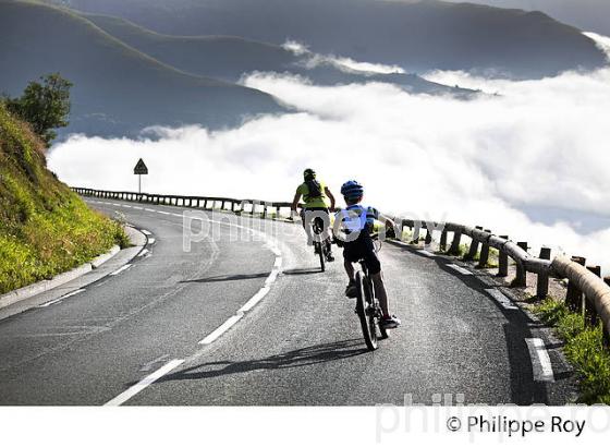 CYCLISTE, COL DE PEYRESOURDE, VALLEE DU LARBOUST, HAUTE-GARONNE. (31F05430.jpg)