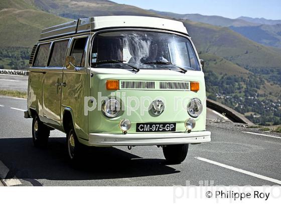 COMBI VW, VINTAGE, COL DE PEYRESOURDE, VALLEE DU LARBOUST, HAUTE-GARONNE. (31F05505.jpg)