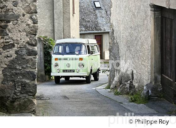 COMBI VW, VINTAGE, VILLAGE DE CASTILLON  DE LARBOUST, VALLEE DU LARBOUST, HAUTE-GARONNE. (31F05531.jpg)