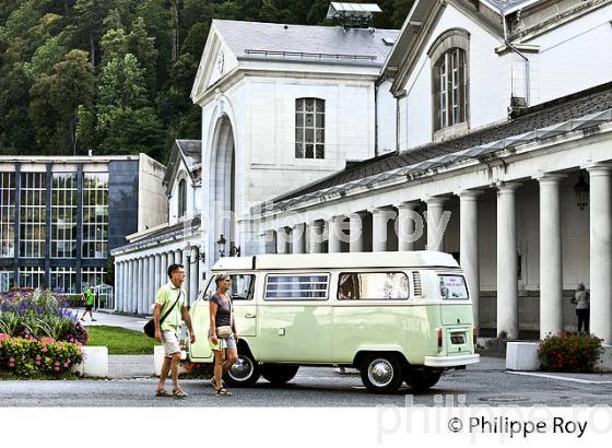 COMBI VW, VINTAGE, ET  THERMES DE BAGNERES-DE-LUCHON, HAUTE-GARONNE. (31F05607.jpg)