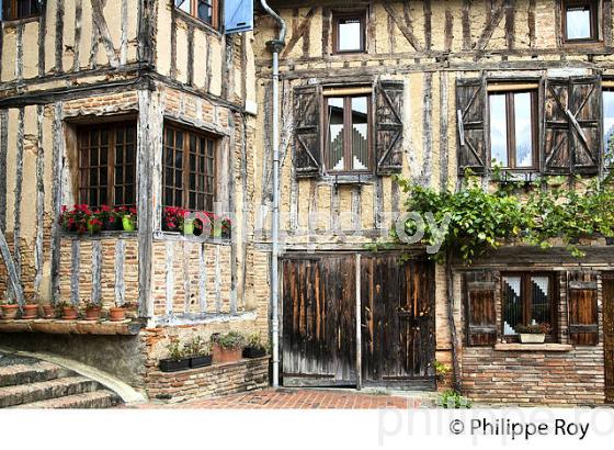 MAISON A PAN DE BOIS , VILLAGE DE SAMATAN, GERS, COMMINGES, GASCOGNE. (32F00733.jpg)