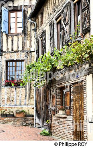MAISON A PAN DE BOIS , VILLAGE DE SAMATAN, GERS, COMMINGES, GASCOGNE. (32F00735.jpg)