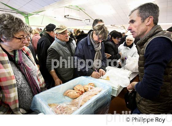 LE MARCHE AU GRAS  DE  SAMATAN,  VENTE DES  FOIES GRAS, GERS, COMMINGES, GASCOGNE. (32F00840.jpg)