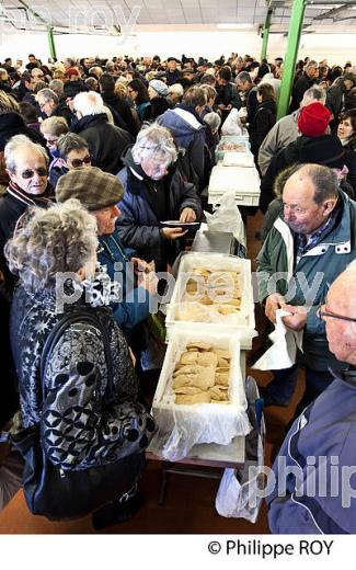 LE MARCHE AU GRAS  DE  SAMATAN,  VENTE DES  FOIES GRAS, GERS, COMMINGES, GASCOGNE. (32F00901.jpg)